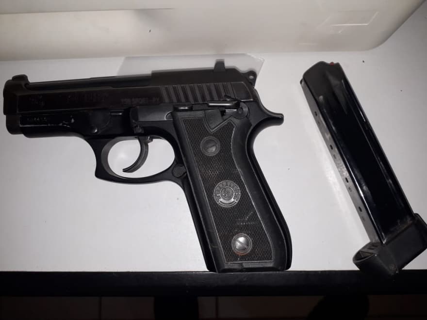 Após disparos em conveniência, homem é preso com pistola 380 e R$ 30 mil em espécie