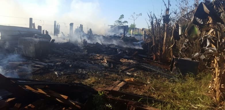 Incêndio destrói barracos que estavam há 6 anos na BR-060
