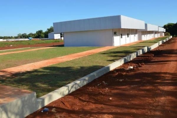 Funcionários de Frigorífico fazem protesto por salários atrasados; ato reuniu 80 trabalhadores