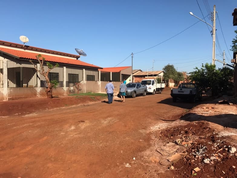 Robert visita Bairro Fortaleza, ouve moradores e diz que prefeitura vai retomar obras de asfalto