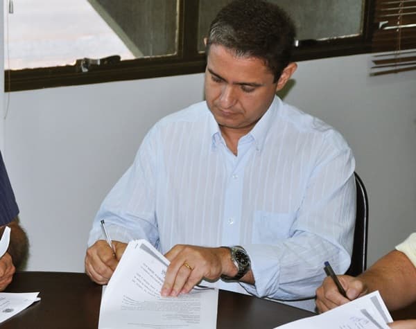 Instalação de semáforo é possível, mas não resolve problema no trânsito, diz prefeito