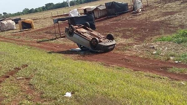Mulher se assusta ao ver homem atravessar rodovia, sai da pista e capota veículo