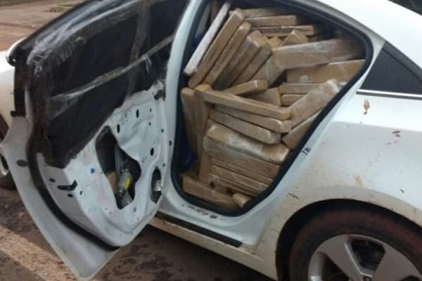 Veículo bate em barranco durante perseguição e PMR apreende 1,2 tonelada de maconha