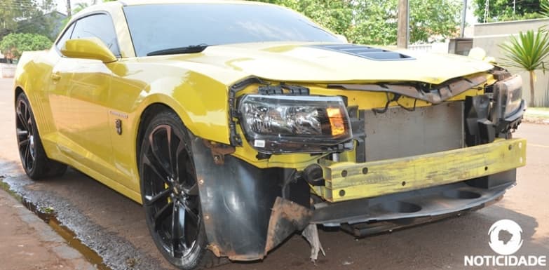 Camaro atinge veículo que invadiu preferencial e fica com a frente destruída