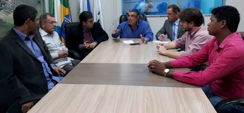 Prefeito reúne vereadores da base e garante conclusão de obras em andamento