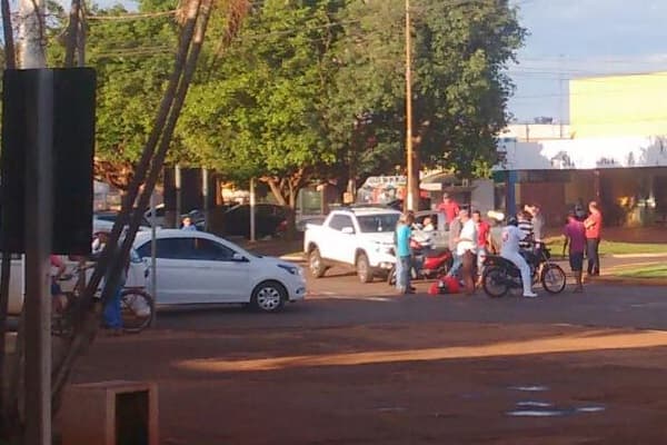 Biz é atingida por Fiat Toro na rotatória da Dorvalino com a João Márcio