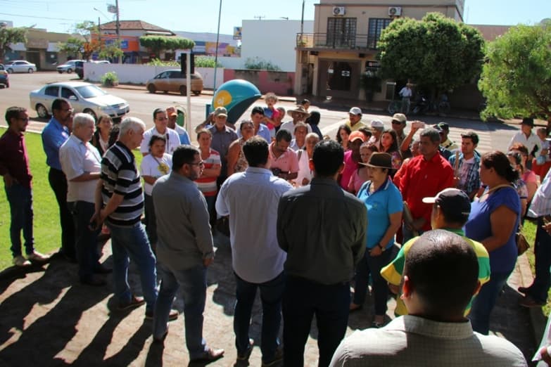 Cerca de trinta assentados manifestam na prefeitura e recebem explicações de secretário