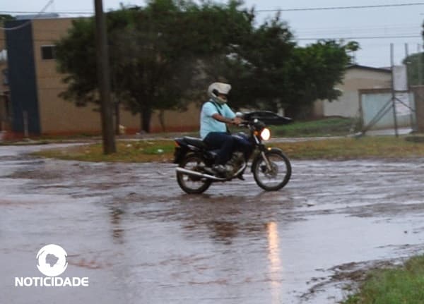 Chuva de até 100 milímetros causa alagamentos e clima permanece instável