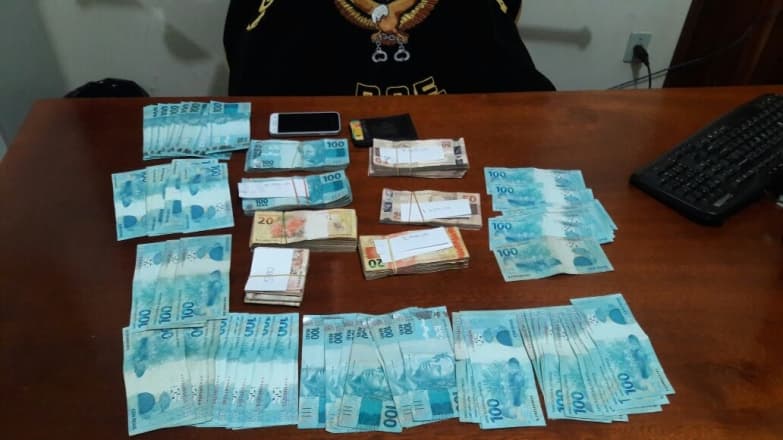 Em Maracaju, motoristas de carretas com cigarros levavam R$ 33 mil em dinheiro