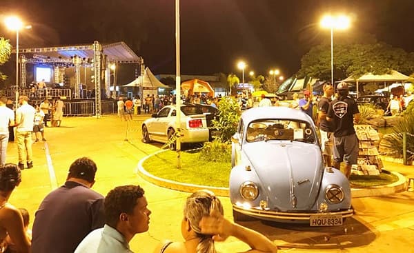 Mais de cinco mil pessoas passaram pela praça em exposição de veículos