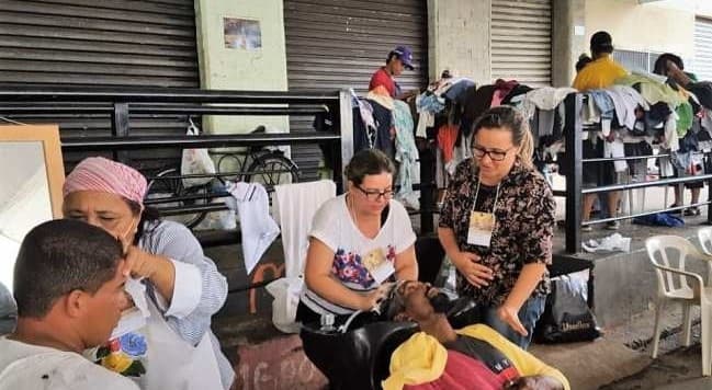 Ação humanitária leva ajuda e carinho à população carente e de rua