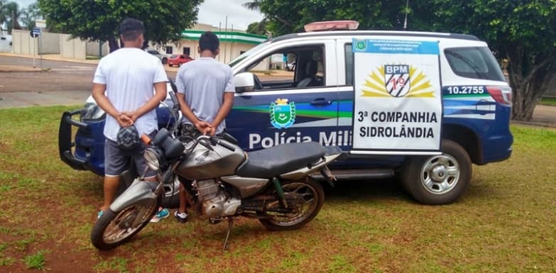 Jovens são presos pela Polícia Militar com motocicleta roubada no Cascatinha