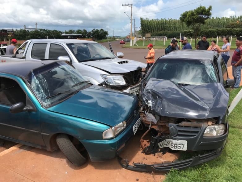 Acidente em rotatória envolve três veículos na saída para Sidrolândia