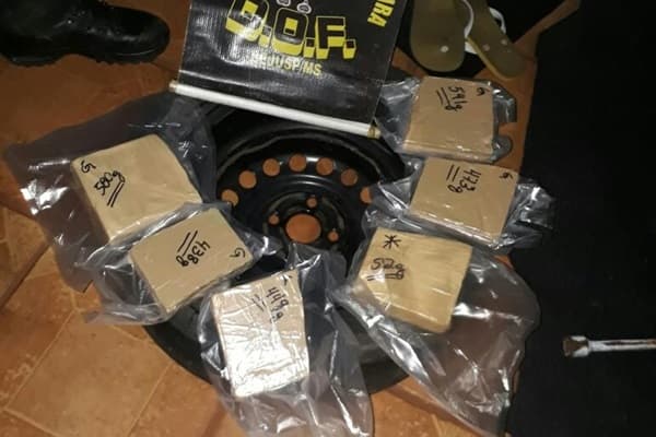DOF prende paraguaio com cocaína escondida no estepe em Maracaju