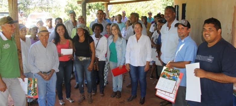 Primeira-dama visitou projeto com produção de urucum no assentamento Alambari