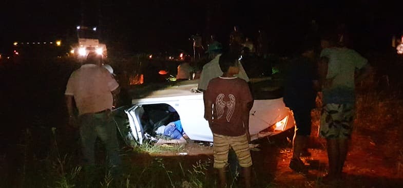 Mulher morre e homem fica ferido na BR-060 após colisão e capotamento