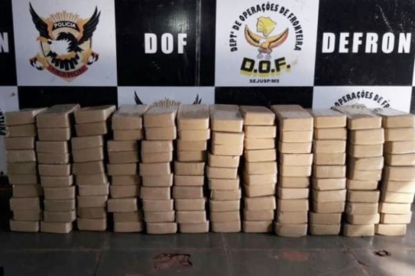 Homem de 36 anos é preso com 124 kg de pasta base de cocaína em Sandero