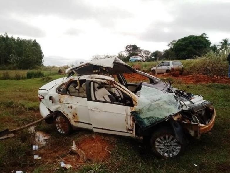 Veículo de Maracaju capota na MS-475 com cinco pessoas e uma morre