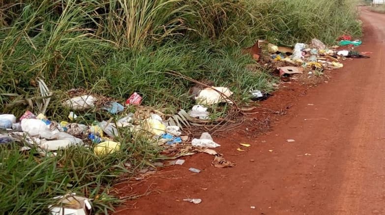 Moradores voltam a jogar lixo em local limpo recentemente pela Prefeitura