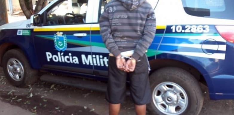 Jovem com mandado de prisão em aberto é detido ao ser flagrado pela PM