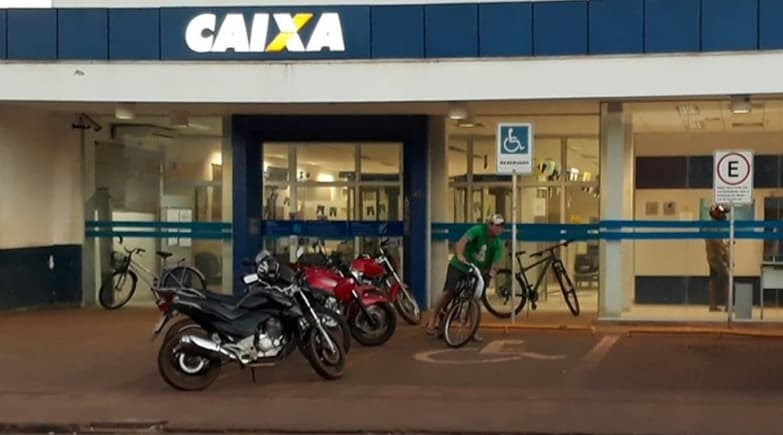 Morador flagra motocicletas estacionadas em vaga destinada a deficientes