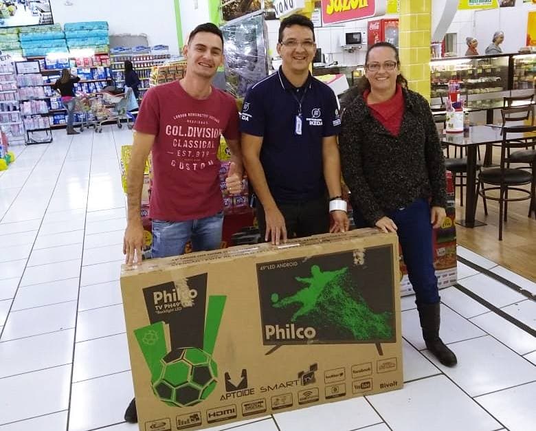 Nutrimais Atacado sorteou quatro Smart TVs 49 polegadas aos clientes