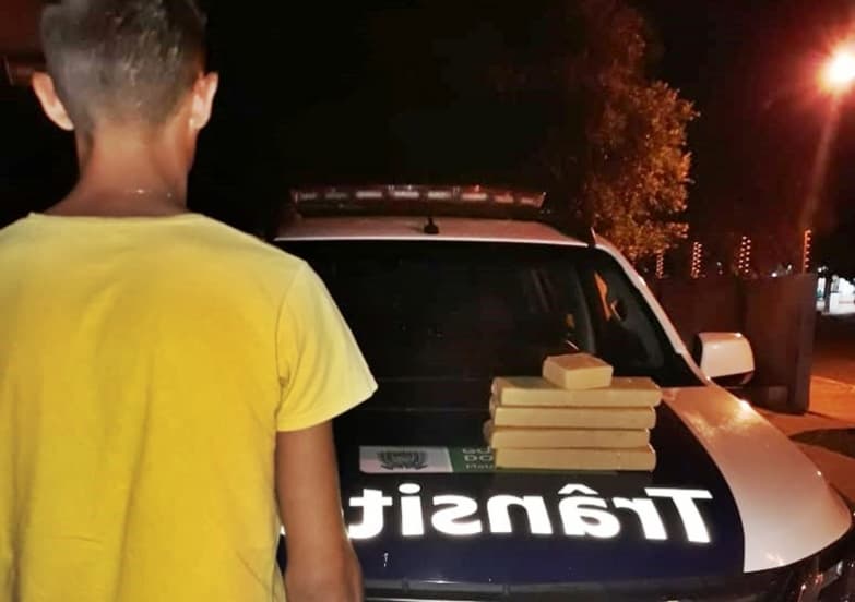 Jovem é preso com 4,5 kg de maconha e diz que comprou com acerto trabalhista