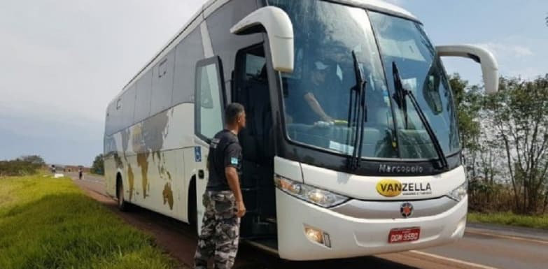 Empresas de transporte são multadas durante fiscalização na BR-060