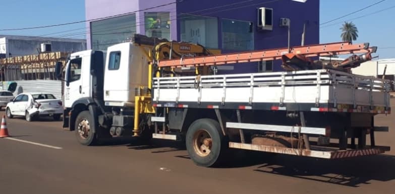Parte de guincho abre e caminhão arrasta veículo no Centro da cidade
