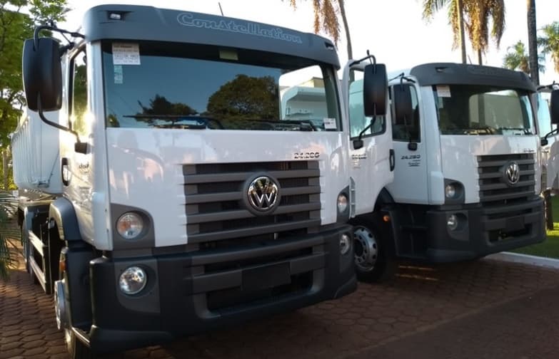Prefeito investe R$ 603 mil na aquisição de dois caminhões basculantes truck