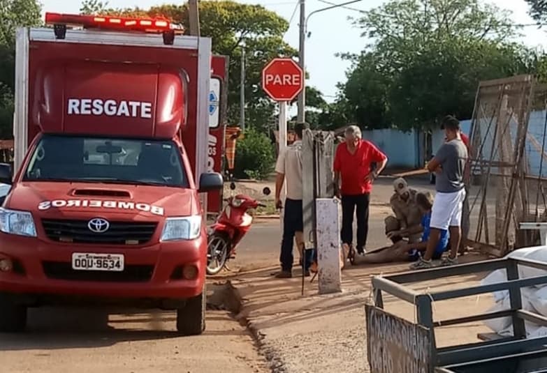 Homem de 57 anos sofre ferimentos após colidir bicicleta em Caminhão no Pé de Cedro