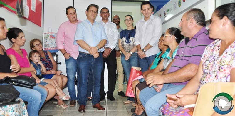 Marcelo inaugura farmácia do Cleide Piran e ouve pedidos de moradores