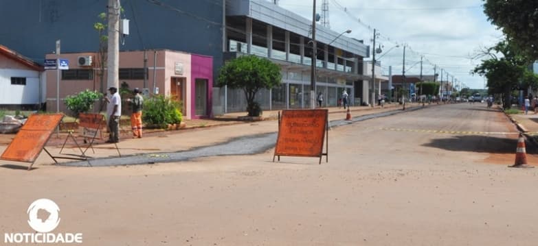 Empreiteira tapa valetas em ruas do Centro e deve retomar recapeamento neste sábado