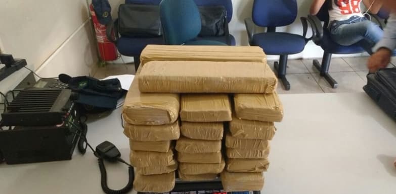 Adolescente é apreendida pela PMR com 20,5 quilos de maconha na mala