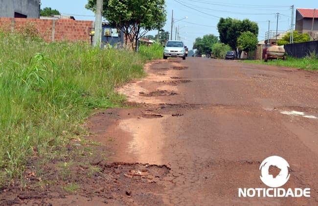 Enquanto recapeamento não sai, prefeitura se vira com tapa-buracos