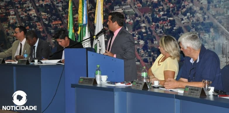 Vereador vai a banco, acompanha demora e exige cumprimento da lei dos 15 minutos
