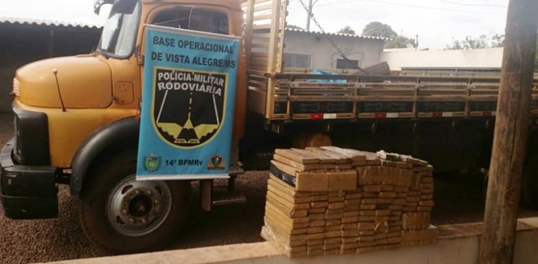 Motorista é preso após ser flagrado com 181 Kg de maconha em fundo falso de caminhão