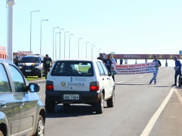 Protesto conta paralisação de obra faz ‘pare e siga’ em pedágio da BR-163