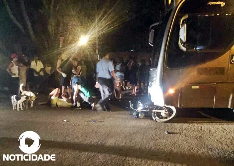 Motociclista é encaminhada para Santa Casa após acidente com ônibus no São Bento