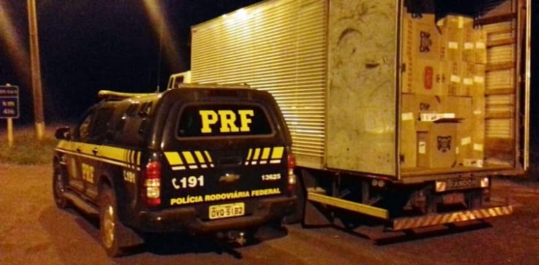 PRF apreende carga de cigarros contrabandeados em caminhão abandonado