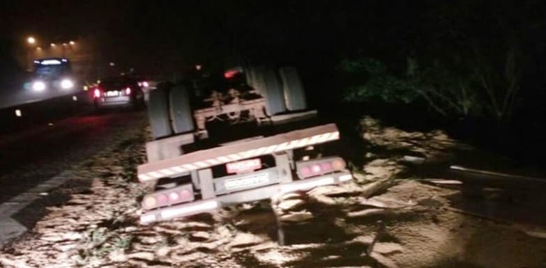 Caminhão de Maracaju tomba em rodovia de SP com uma tonelada de maconha