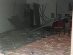 Bandidos explodem caixas eletrônicos em banco e atiram contra morador
