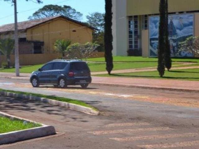 Condutores de três carros passam por cima de tapete de Corpus Christi