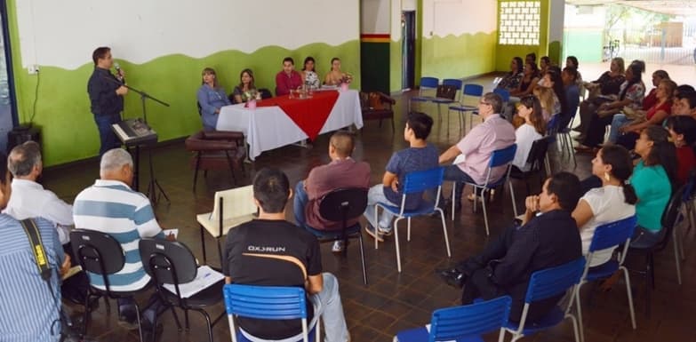 Secretária de Educação se reúne com diretores e anuncia calendário de matrículas