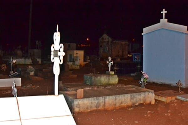 Homossexual tenta suicídio dentro do cemitério após parceiro ser assassinado por homofóbicos