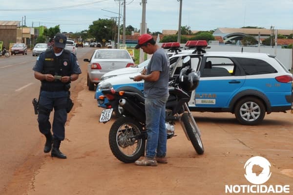 PM realiza apreensão de veículos e multa infratores em operação de trânsito