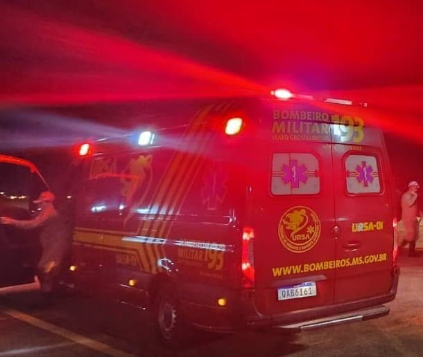 Mulher é presa após golpear homem com garrafa de vidro quebrada; vítima desmaiou e foi socorrida