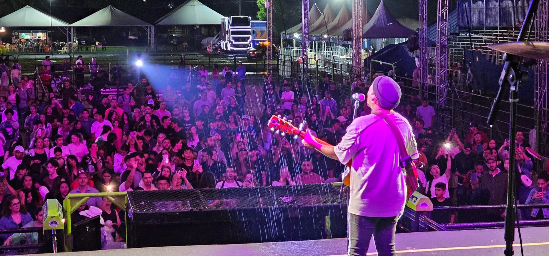 Mesmo com muita chuva, fiéis marcam presença em show de Felipe Rodrigues na Expo Sidrolândia