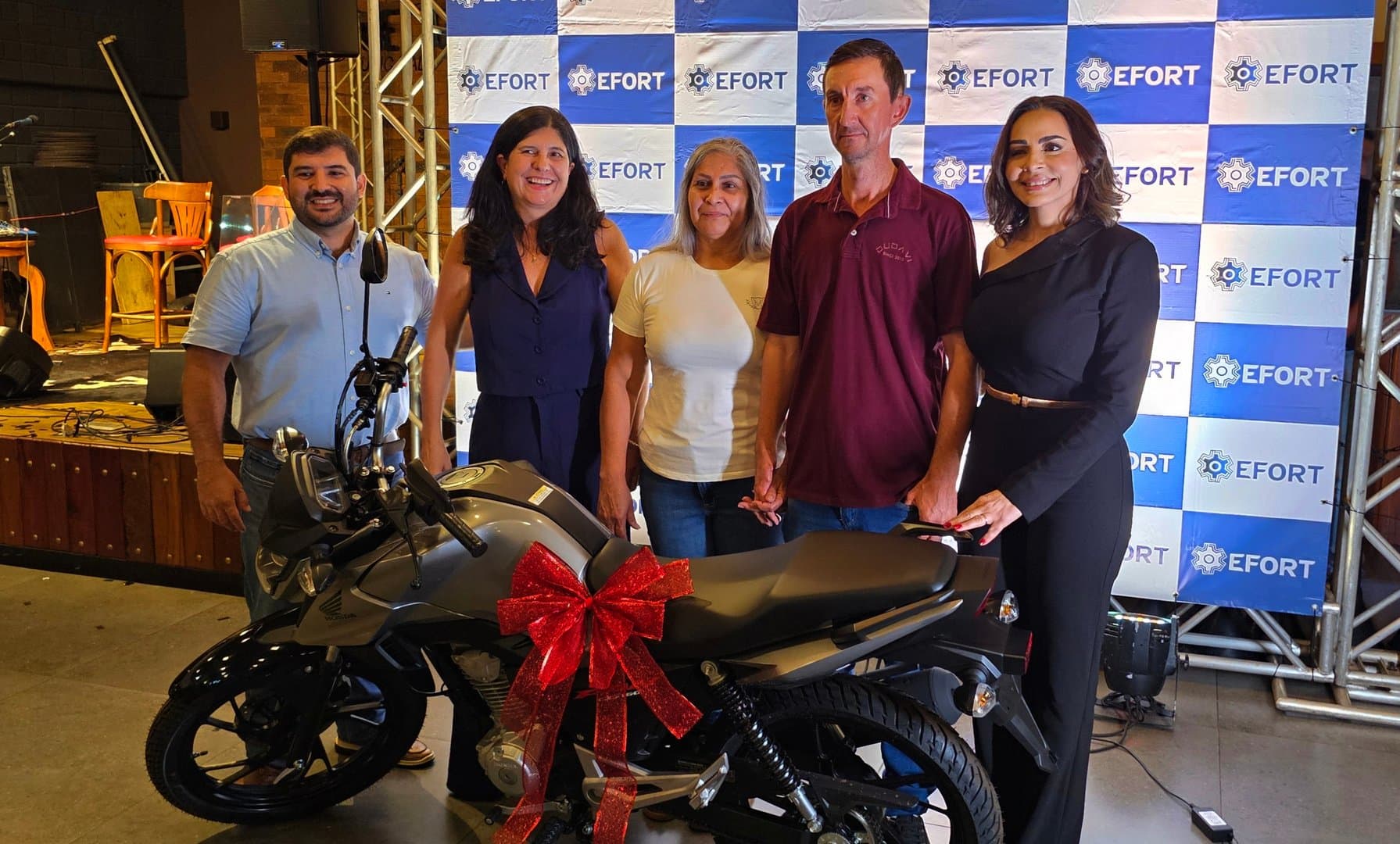 Efort Incorporadora realiza noite de celebração e sorteia moto zero km, brindes e vários pix para clientes