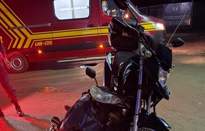 Mulher de 57 anos invade preferencial, colide contra moto e é socorrida pelo Corpo de Bombeiros